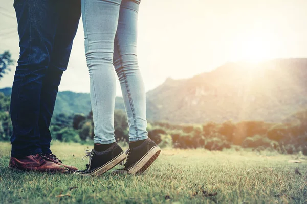 Glückliches Paar Macht Einen Romantischen Spaziergang Grünen Grasfeld Auf Den — Stockfoto