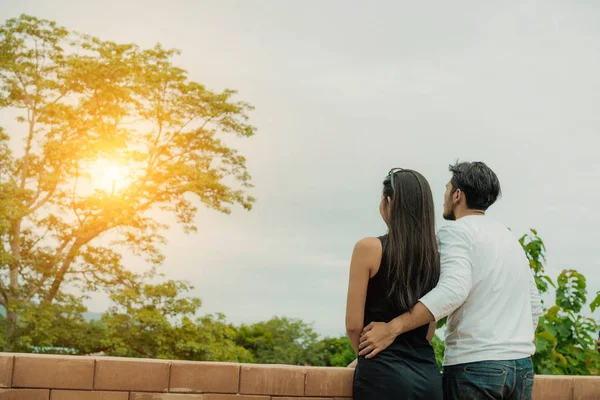 Mutlu çift tepelerde romantik bir yürüyüşe. Seyahat ve balayı konsepti.