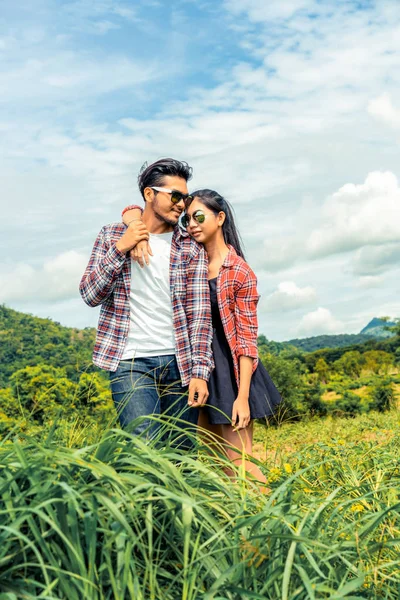 Pareja Feliz Dar Paseo Romántico Campo Hierba Verde Las Colinas — Foto de Stock