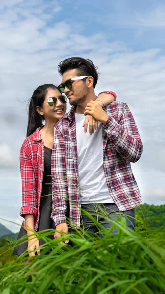 Casal Feliz Dar Passeio Romântico Campo Grama Verde Nas Colinas — Fotografia de Stock