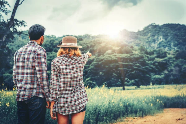 Ευτυχισμένο Ζευγάρι Κάντε Μια Ρομαντική Βόλτα Στο Πράσινο Χόρτο Πεδίο — Φωτογραφία Αρχείου