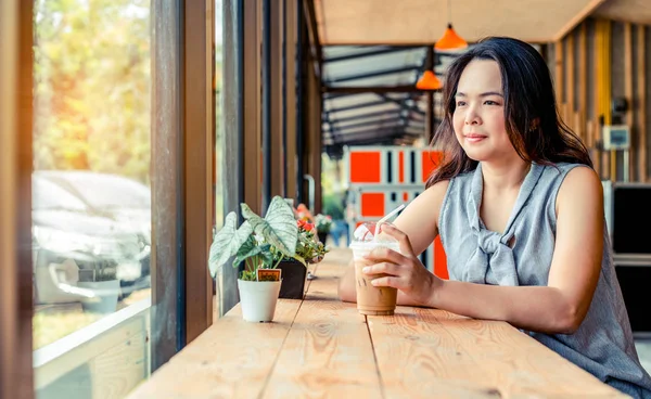 Jeune Asiatique Belle Femme Assise Dans Café Été — Photo