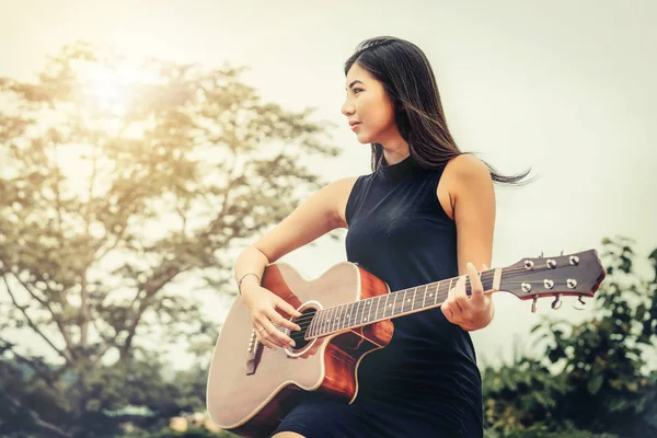 Mulher Feliz Toca Guitarra Com Fundo Natureza Conceito Música Relaxamento — Fotografia de Stock