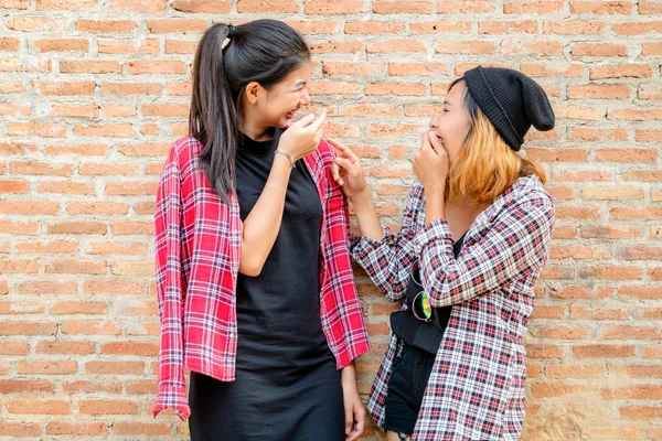 Dos Amigas Felices Riendo Felicidad Estudiantes Universitarios Estilo —  Fotos de Stock