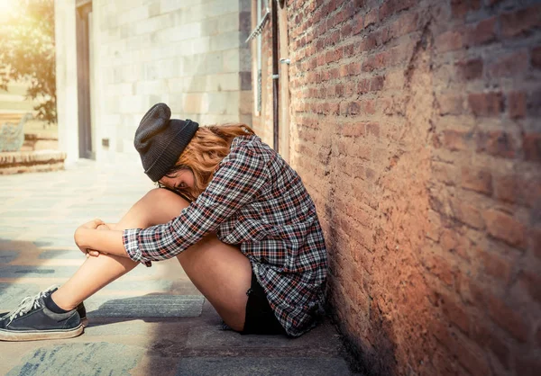 沮丧的少女感到悲伤独自面对砖墙在老城区 教育与家庭失败概念 — 图库照片