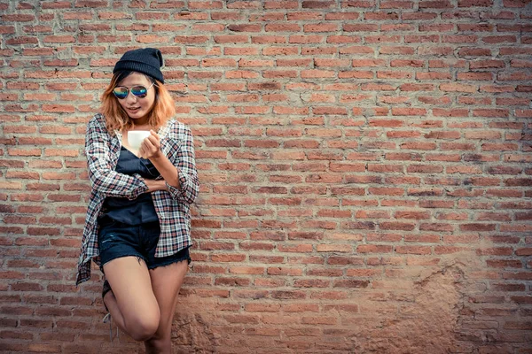 Feliz Jovem Hipster Mulher Contra Parede Tijolo Rua Cidade Com — Fotografia de Stock