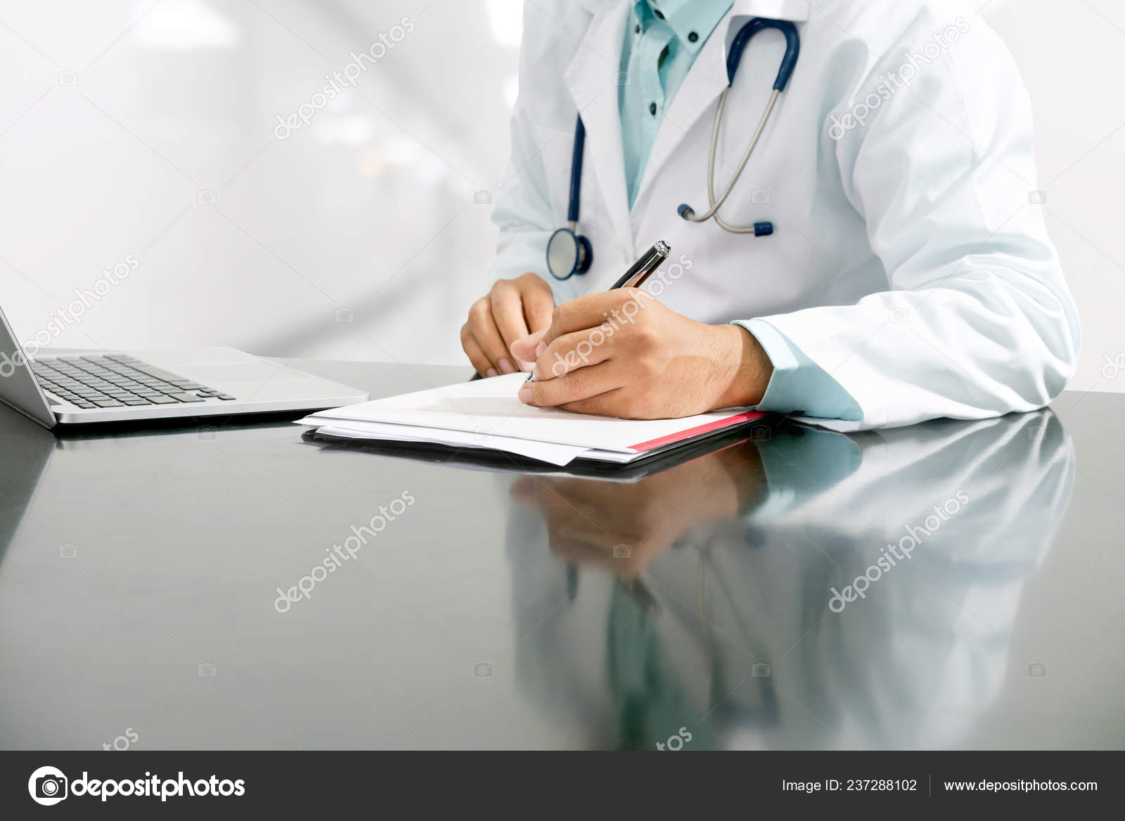 Эффективность лечения фото. Врач без лица. Врач за компьютером. Консультация терапевта. Консультация медработника с пациентом.