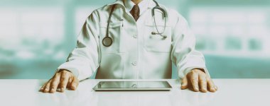 Tablet bilgisayar Hastanesi Office ile masada oturan erkek doktor. Tıbbi sağlık personeli ve doktor hizmeti.