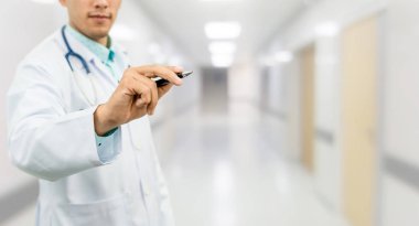 Doktor, metnin için boş fotokopi alanını işaret ediyor. Sağlık ve Sağlık Hizmetleri.