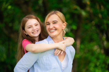 Rahat mutlu anne ve küçük çocuk kız açık havada genel Park. Ebeveyn ve çocuk kavramı.