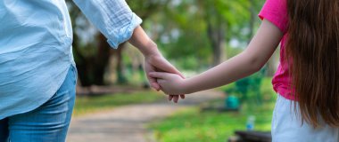 Rahat mutlu anne ve küçük çocuk kız açık havada genel Park. Ebeveyn ve çocuk kavramı.