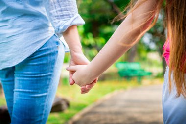 Rahat mutlu anne ve küçük çocuk kız açık havada genel Park. Ebeveyn ve çocuk kavramı.