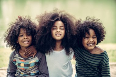 Okul Bahçesi oynayan mutlu Afro-Amerikan erkek ve kız çocuk grubu. Çocuklar dostluk ve eğitim kavramı.