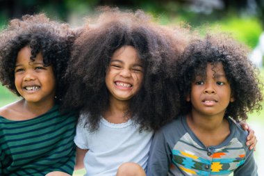 Okul Bahçesi oynayan mutlu Afro-Amerikan erkek ve kız çocuk grubu. Çocuklar dostluk ve eğitim kavramı.