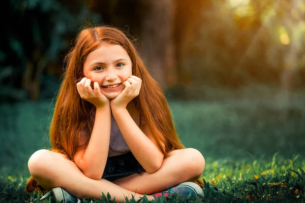 Счастливая Симпатичная Маленькая Девочка Играющая Открытом Парке Летом Выражение Лица — стоковое фото
