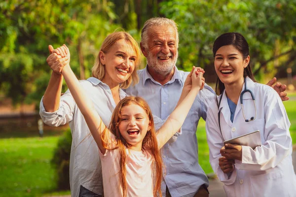 Feliz Familia Sana Médico Hablando Parque Concepto Servicio Personal Sanitario — Foto de Stock