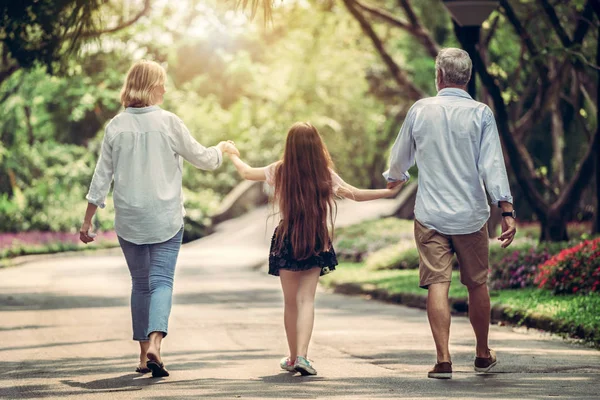 Feliz Familia Sana Caminar Juntos Camino Parque Verano Concepto Vínculo — Foto de Stock