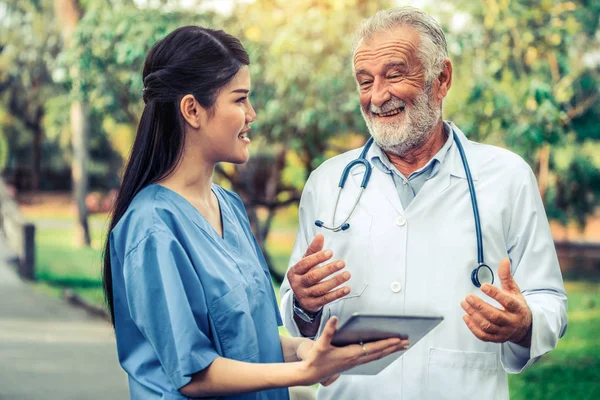 Senior Arts Met Jonge Dokter Het Park Medisch Personeel Dokter — Stockfoto