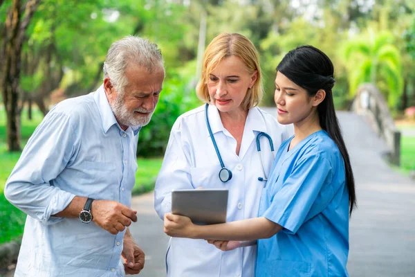 Aîné Discute Avec Médecin Une Infirmière Soignant Dans Parc Personnes — Photo