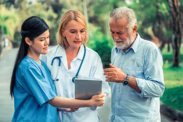 Hombre Mayor Hablando Con Médico Enfermera Cuidador Parque Concepto Asistencia — Foto de Stock