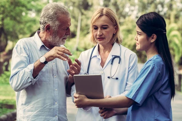 Aîné Discute Avec Médecin Une Infirmière Soignant Dans Parc Personnes — Photo