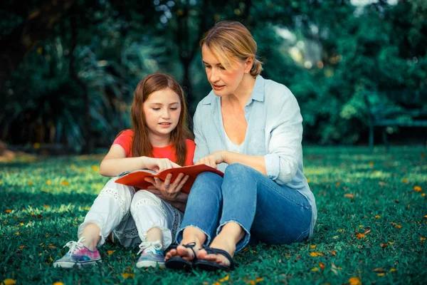 Relajada Madre Feliz Hija Pequeña Parque Público Aire Libre Concepto —  Fotos de Stock