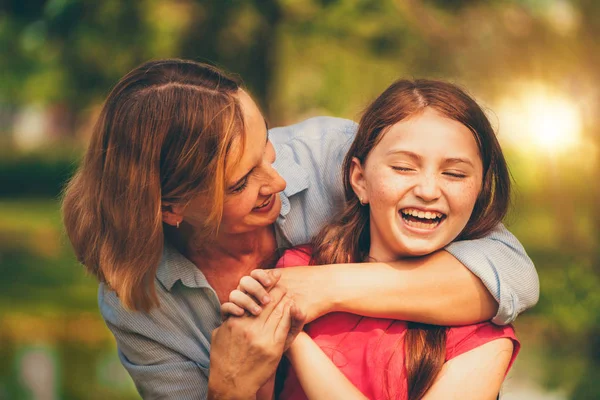 Relaxou Mãe Feliz Filha Pequena Parque Público Livre Conceito Paternidade — Fotografia de Stock