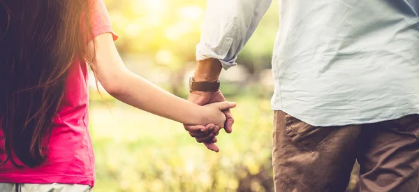 Padre Hija Tomados Mano Caminando Parque Verano Amor Familia Concepto — Foto de Stock