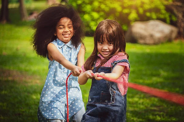 Fröhliche Kinder Die Tauziehen Spielen Und Spaß Beim Sommerlichen Zelten — Stockfoto