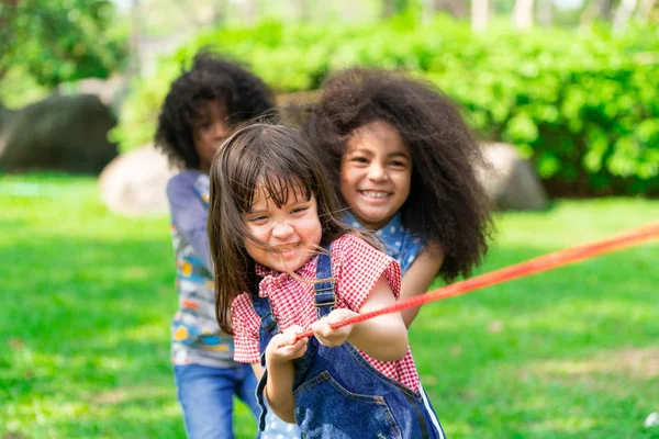 幸せな子供の綱引きを遊んで 公園で夏のキャンプ中に楽しんで 子供たちのレクリエーションのコンセプト — ストック写真