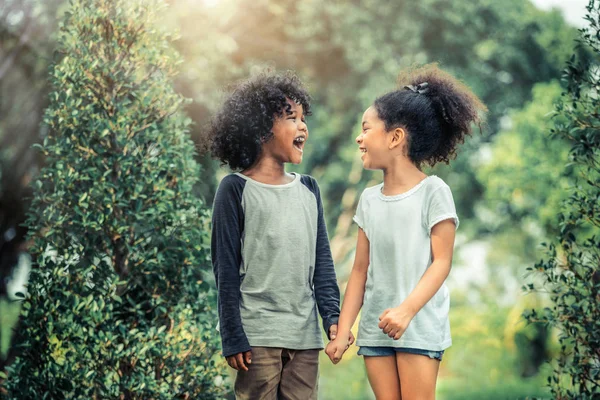 Glückliche Kleine Jungen Und Mädchen Park Zwei Afrikanisch Amerikanische Kinder — Stockfoto