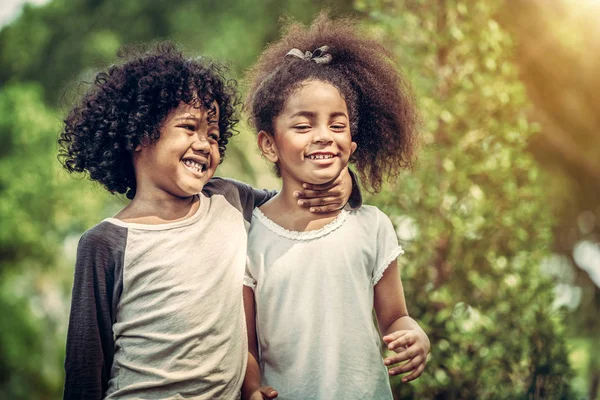Boldog Kisfiú Lány Parkban Két Afroamerikai Gyerekek Együtt Kertben — Stock Fotó