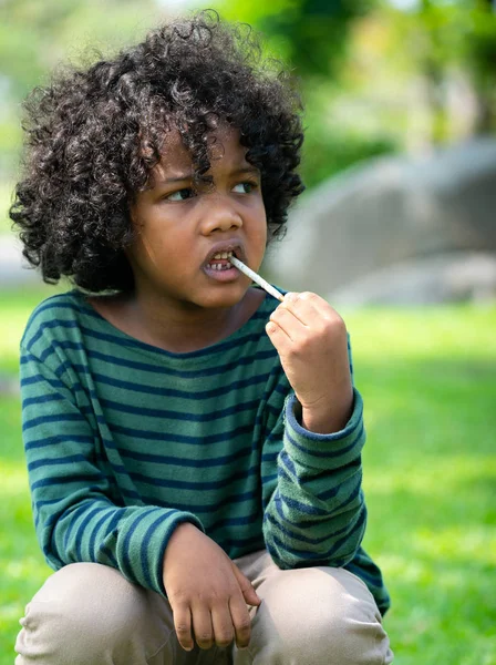 Bambino Afroamericano Che Mangia Snack Stick Nel Parco Concetto Nutrizionale — Foto Stock