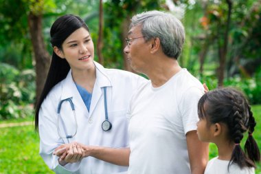 Dost doktor hastane bahçesinde komuta sizde bakımı. Doktor tıbbi ve sağlık hizmet anlayışı.