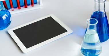 Tablet bilgisayar laboratuvarı ve biyokimya örnek test tüpü içinde. Bilim teknoloji araştırma ve geliştirme kavramı çalışma.
