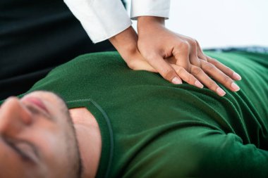 Onun hayatını kurtarmak çalışan adam kurtarıcı eller kalp üzerinde acil kalp masajı yaparken saldırıya.