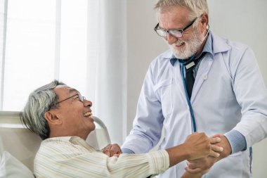 Söz ve sağlık hastane koğuşunda üst düzey hastanın inceleyerek olgun doktor. Tıbbi doktor ve sağlık personeli hizmet anlayışı.