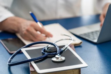 Doktor hastane ofisinde çalışıyor. Tıbbi sağlık kavramı.