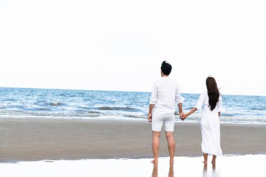 Mutlu çift balayı gidiş tropikal kum plaj yaz aylarında seyahat..