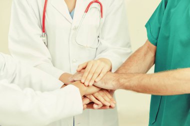 Tıbbi hizmet çalışması - Doktor, cerrah ve hemşire birleştirmek el ele tutusun.