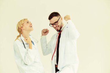 Mutlu başarılı doktor ile hasta tedavi başarısı için duran başka bir doktor hastane office zafer kutluyor.