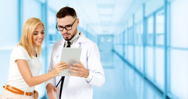 Doktor hasta hastanede konuşurken. Mutlu hasta doktordan açıklama için dinlemektedir. Tıbbi doktor ve sağlık personeli hizmet kavramı.
