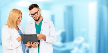 Hastanede başka bir doktorla çalışan bir doktor. Sağlık ve Sağlık Hizmetleri.