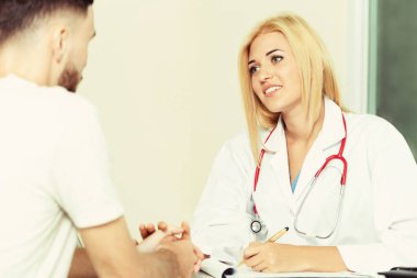 Kadın doktor hastane office erkek hastada konuşuyor. Sağlık ve tıbbi hizmet.