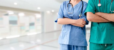 İki hastane çalışanı - hastanede kolları bağlı duran cerrah, doktor ya da hemşire. Sağlık ve doktor hizmetleri.