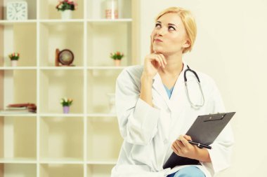 Genç kadın doktor hastane ofisinde çalışıyor. Tıbbi ve sağlık kavramı.