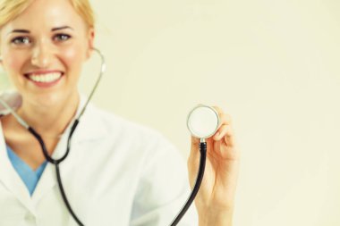 Genç kadın doktor işaretleme stetoskop boş alan. Seçici odak doktorlar el at. Tıbbi sağlık kavramı.