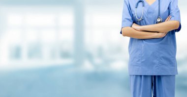 Hastane ofisindeki kadın doktor ya da hemşire. Sağlık sektörü ve doktor hizmetleri.
