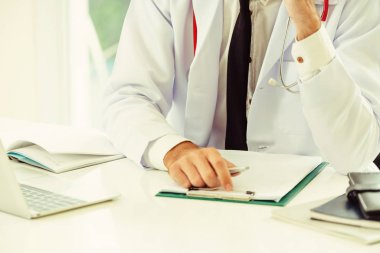 Evrak işlerini Ofis masaları hastanede çalışan doktor. Tıbbi ve sağlık kavramı.