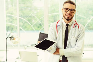 Doktor ofisinde hastanede tablet bilgisayarda çalışma. Tıbbi ve sağlık kavramı.